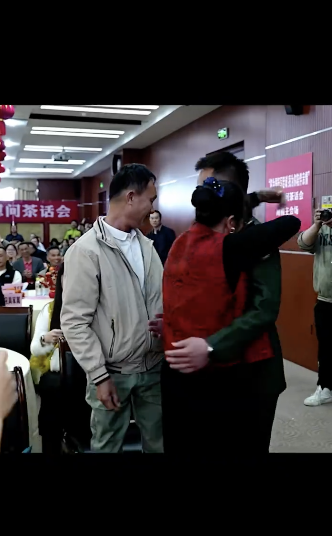 驻藏10年的儿子突然出现在母亲面前！