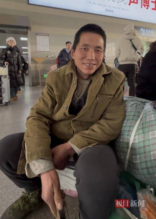 53岁农民工乘60多元绿皮车回邯郸 省下钱买年货