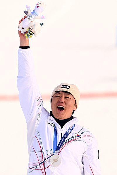 韩国老将四战冬奥亲吻领奖台 梦想成真