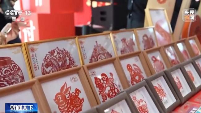 各地年味"气氛组"已陆续上线 年货市场供销两旺