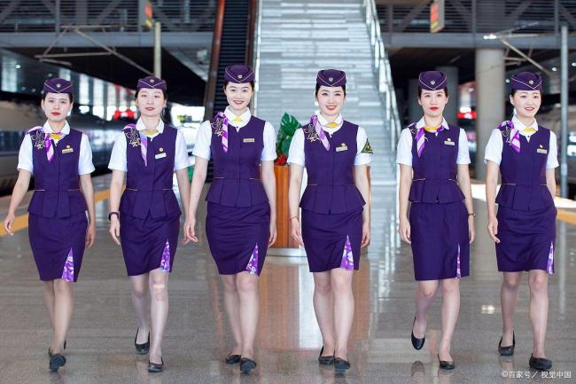 00后女孩写信建议女乘务员换裤装 裙装背后的职业困境