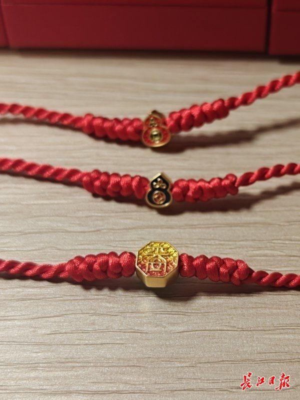 男子花不到2千淘到3件黄金礼物🎁 小克重金饰成新宠