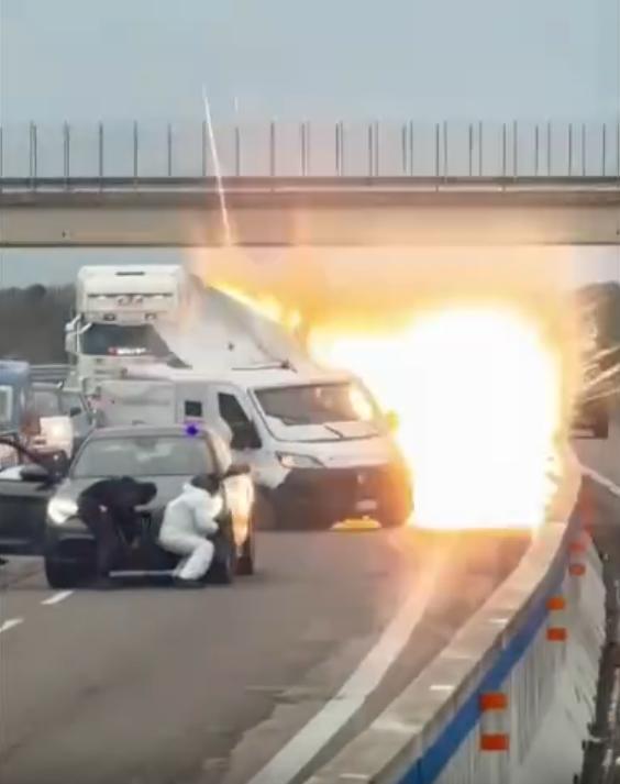 意大利多名劫匪炸开运钞车 袭击者持枪未遂逃逸