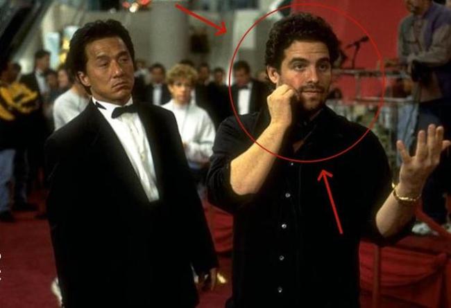 爱泼斯坦疑在客户面前拉起女孩上衣 新文件揭露更多细节