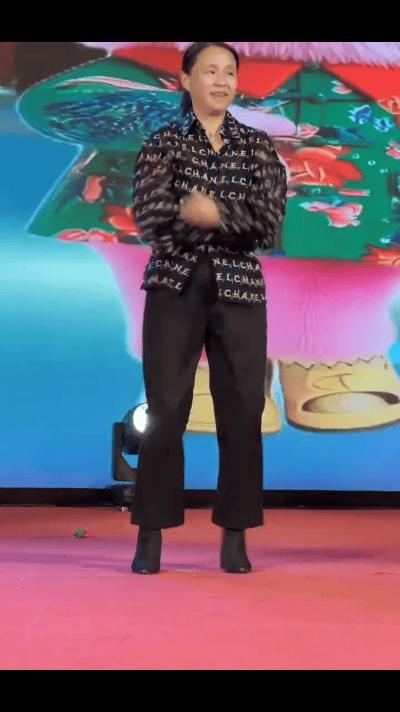 哇唧唧哇年会龙丹妮上台跳舞