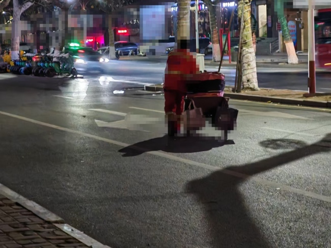 有环卫工时薪仅3元低于共享充电宝 底层劳动者困境引发关注