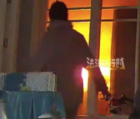 骁勇善斗！小孩哥临危不乱指挥奶奶熄灭