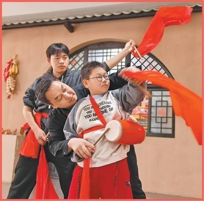 年味就在双向奔赴的亲情里 换个地点也换种体验