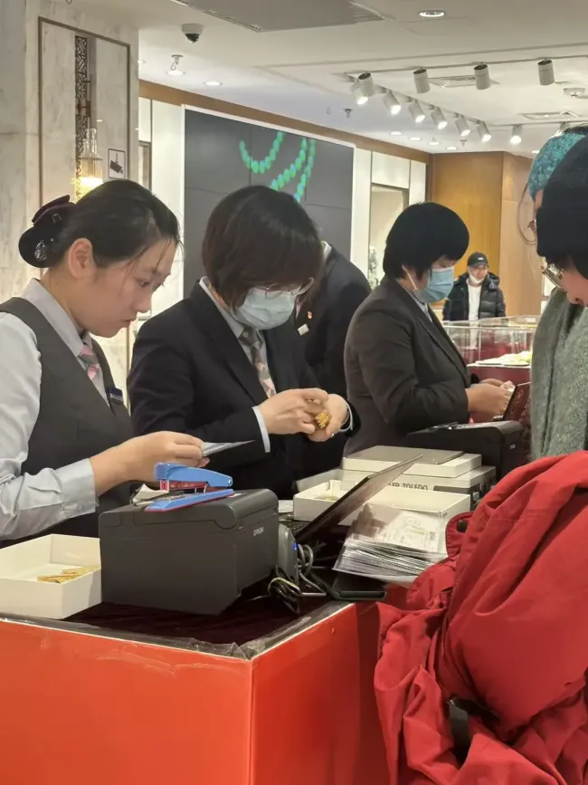 北京一女子出售8公斤金条 套现近900万