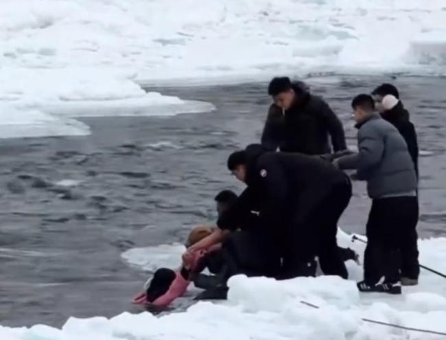 景区通报一对母女落入冰河 游客合力救援成功