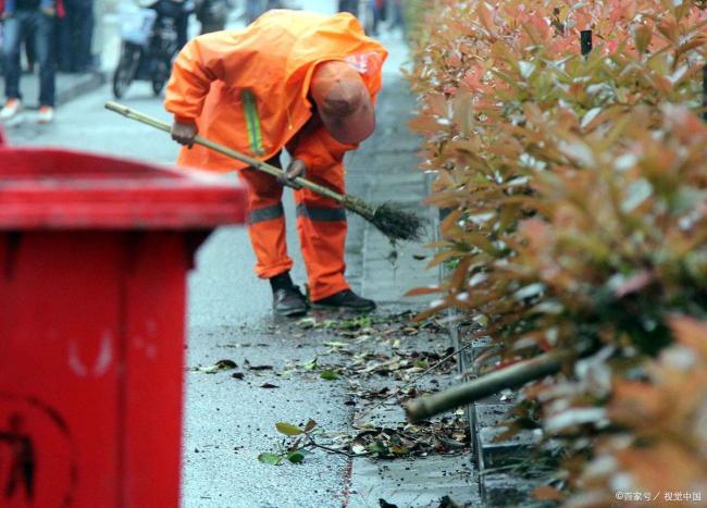 月薪2000的环卫工困在电子镣铐 劳动被严重低估的现实