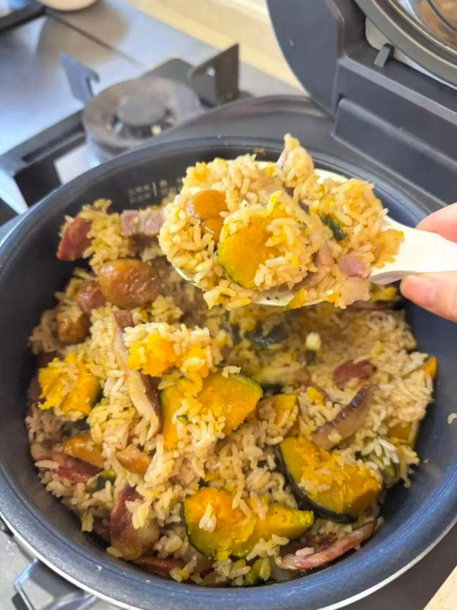 夫妻自驾返乡带了一锅饭 美味焖饭路上解馋