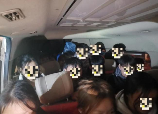 10名乘客被司机恶意驱赶扔在高速 春运超载乱象频发