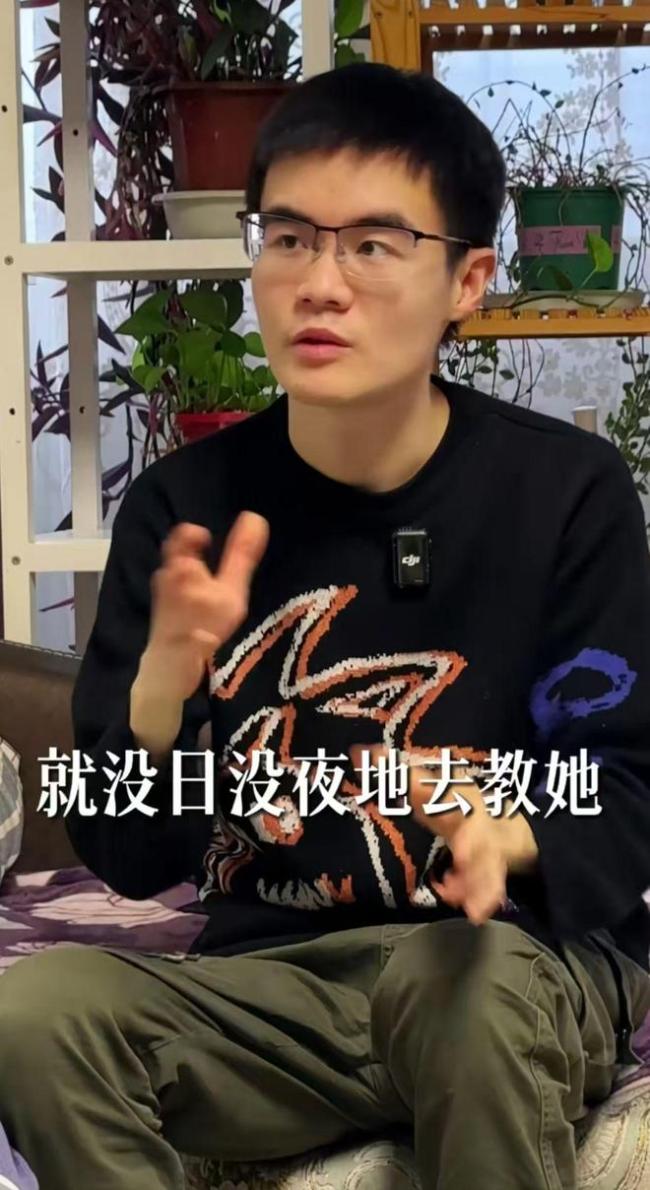 男子照料瘫痪妻子2年感动网友 不离不弃的爱情典范