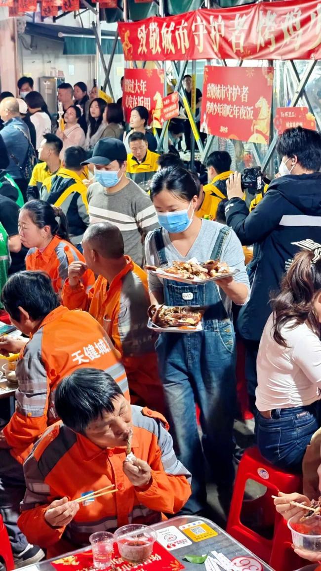烤鸡少年请100人吃小年夜饭 致敬城市守护者