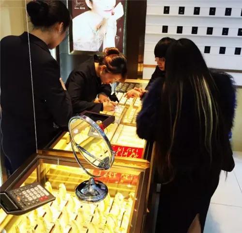 女子出手金条套现近900万 时间线曝光