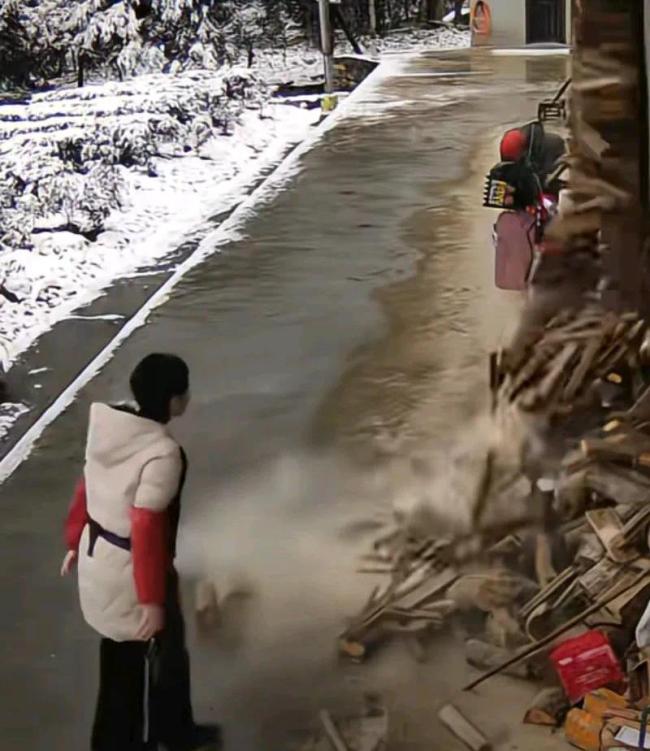 女生小心翼翼取柴火反把柴火堆弄塌 网络狂欢背后的集体记忆