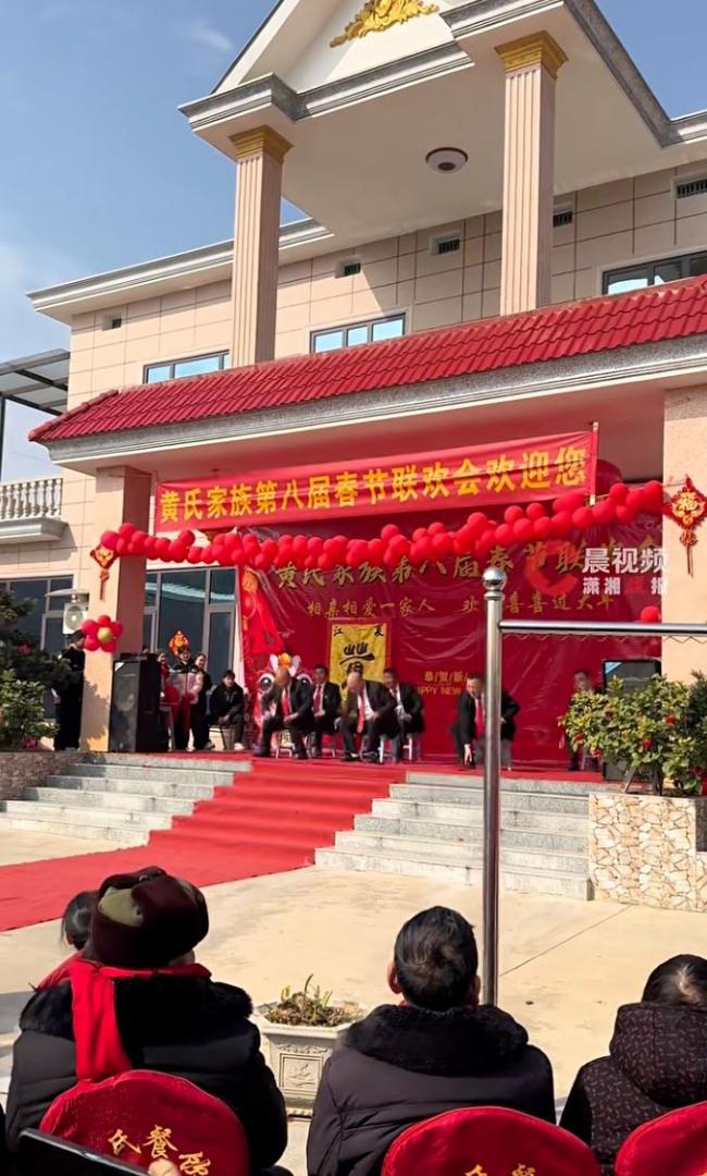 女生带男友回家 堂弟认出是初中同学 多年未见成姐夫