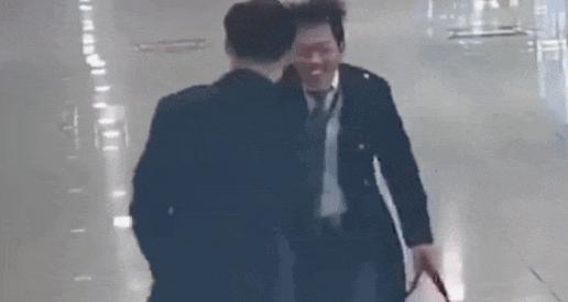 地铁小哥帮乘客赶车跑出炸毛表情包 每根头发都在加油