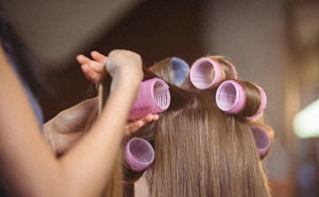 过年第一批烫发的人