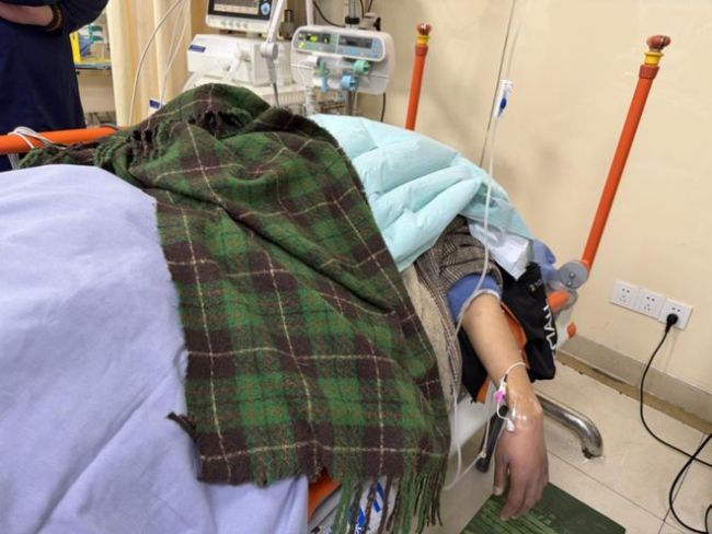 29岁外卖小哥摔倒在地心脏骤停，一群人20分钟接力心肺复苏 生死时速救援