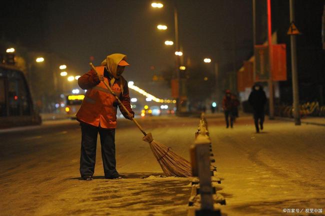 月薪2000的环卫工困在电子镣铐 劳动被严重低估的现实