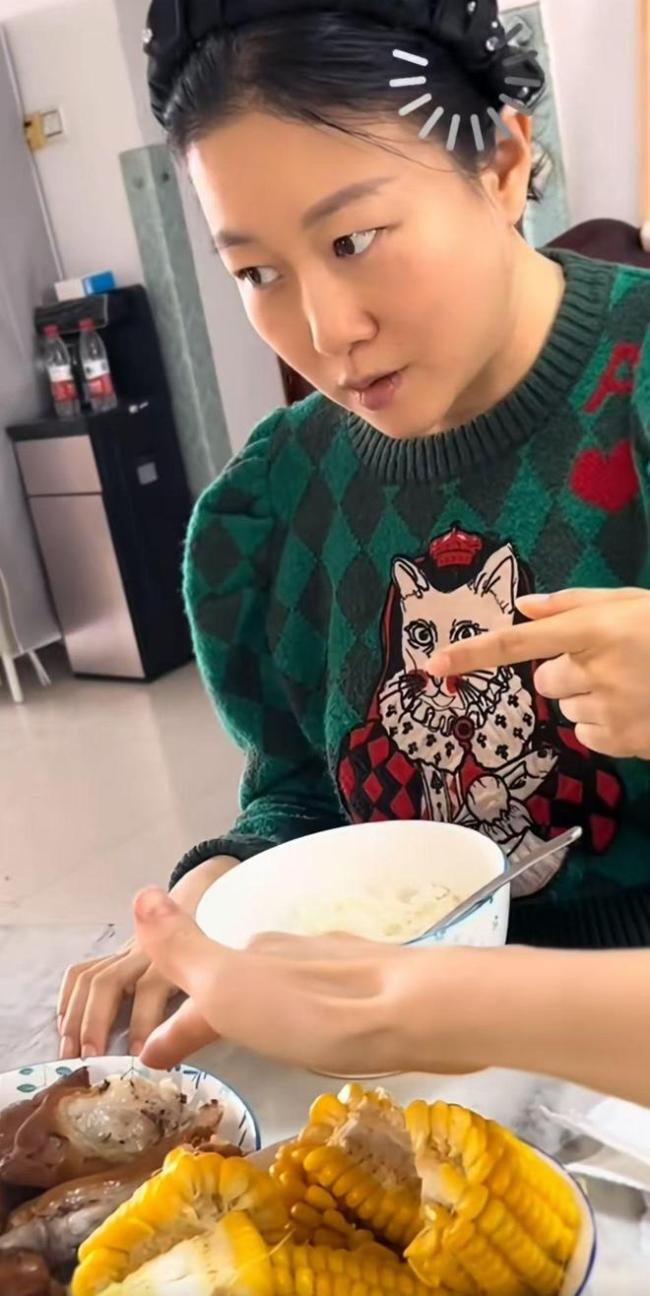 男子照料瘫痪妻子2年感动网友 不离不弃的爱情典范