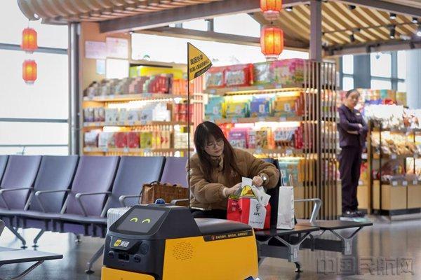 外卖送到登机口 机器东谈主配送新体验