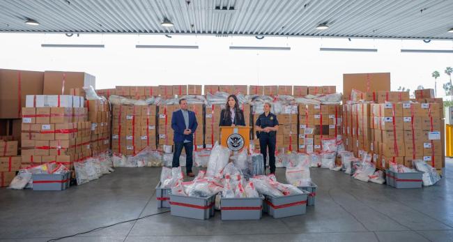 美国土安全部长讲话被警笛和抗议淹没 边境争议再起