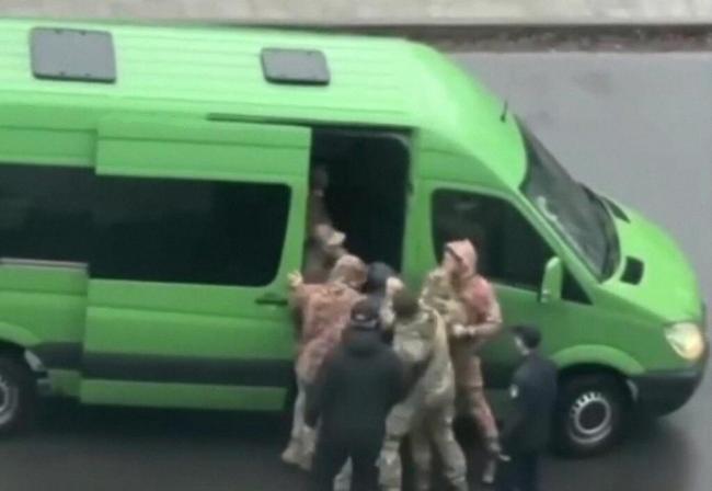 乌克兰3名征兵员没按住1个人 征兵致死案引发关注