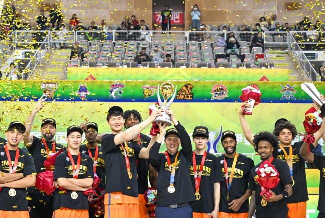 上海男篮战胜山西男篮 卫冕俱乐部杯 多点开花显实力