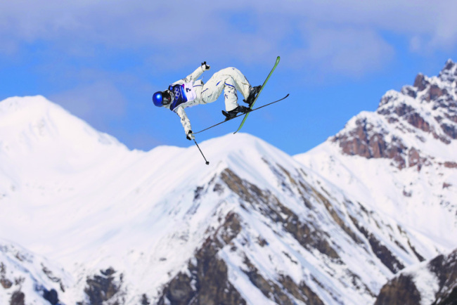 谷爱凌冬奥赛服灵感来自青花瓷 展现中国文化魔力