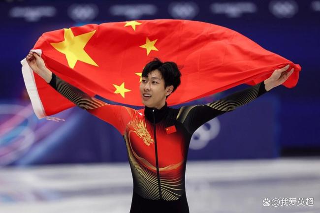 孙龙身披国旗绕场后仔细叠好