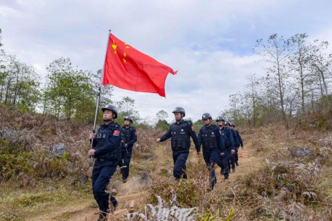 一口咬下包子 戍边硬汉瞬间泪崩 妈妈的味道唤起思念
