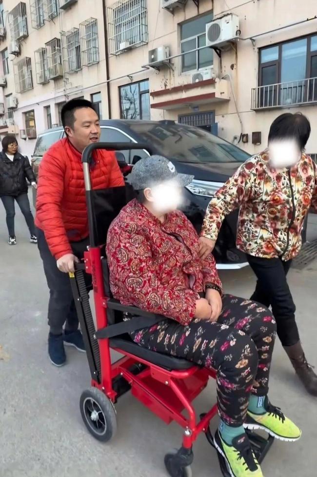 小伙“背”起30多个被困的人生 搬运希望