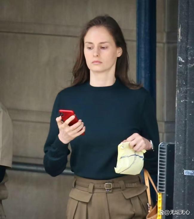 爱泼斯坦死前曾与母亲旺盛通话 精巧电话背后的真相