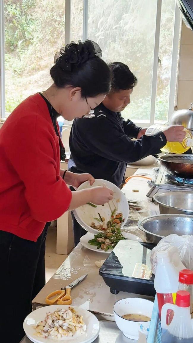 一口咬下包子 戍边硬汉瞬间泪崩 妈妈的味道唤起思念