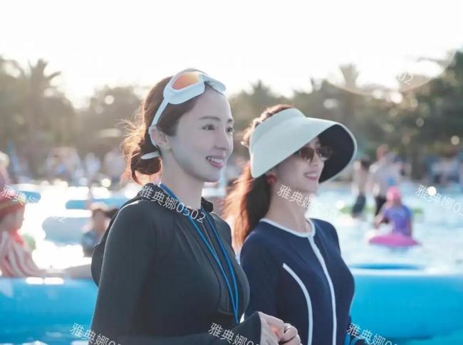 小酒窝做了长美甲 童年与名利场的边界