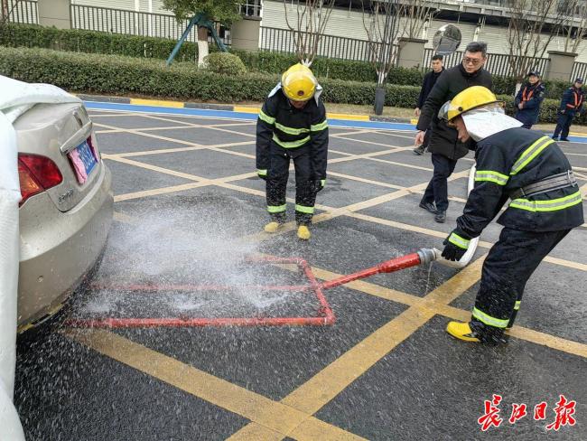 武汉一物业经理自制新能源灭火神器