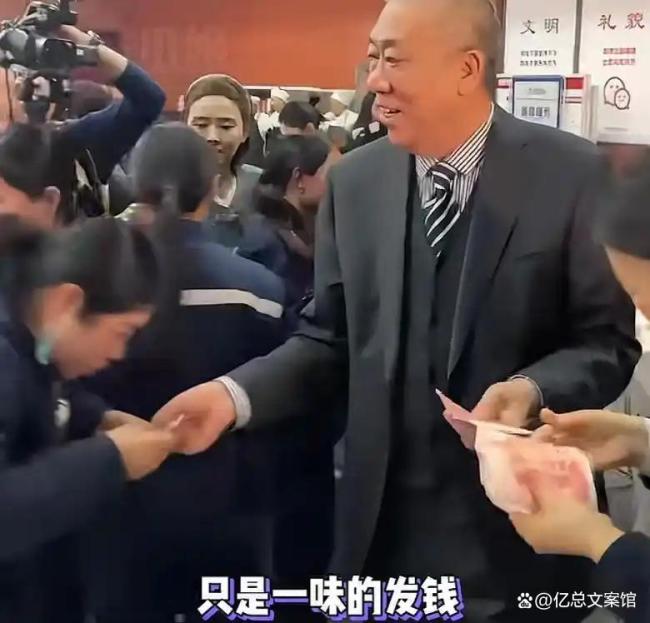 豪横老板年会上动不动就发钱，为先进员工每人追加2万现金 数钱数到手抽筋