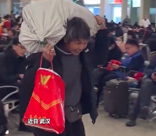 65岁务工者陪儿子工地打工：两年里喜得孙子孙女合成“好”字，再苦再累心里也甜滋滋