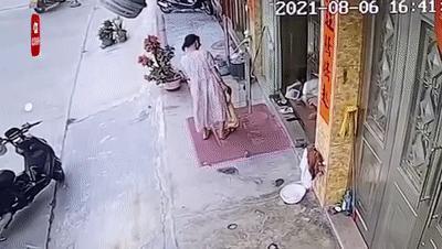 卫生间瞬间爆燃夫妻二人烧伤 酒精蒸汽成元凶