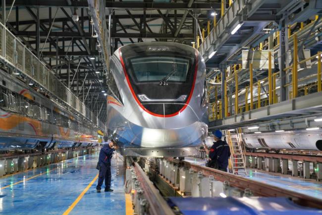 春运乘客不刷手机 抬头“刷车窗” 智慧屏幕添彩旅途