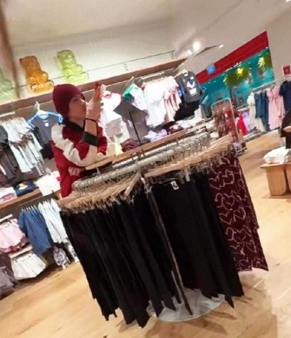 新加坡偶遇向太郭碧婷 家庭温馨陡然