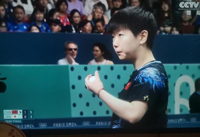 裁判无视中国队员举手示意 争议判罚引发热议