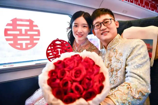C1314次列车化身移动的“婚礼殿堂” 爱在旅途中共鸣
