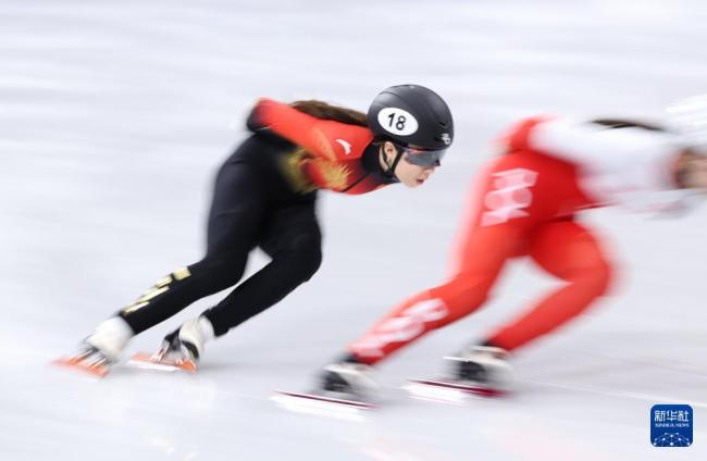 公俐闷头往前滑发现对手不见啦