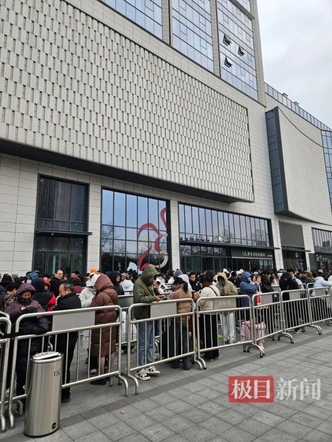 胖东来除夕前一天迎来大批游客 超市限流排队壮观