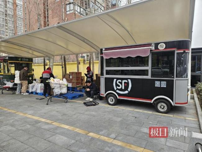 顾客在胖东来买5000元年货花500寄出 春节前快递高峰