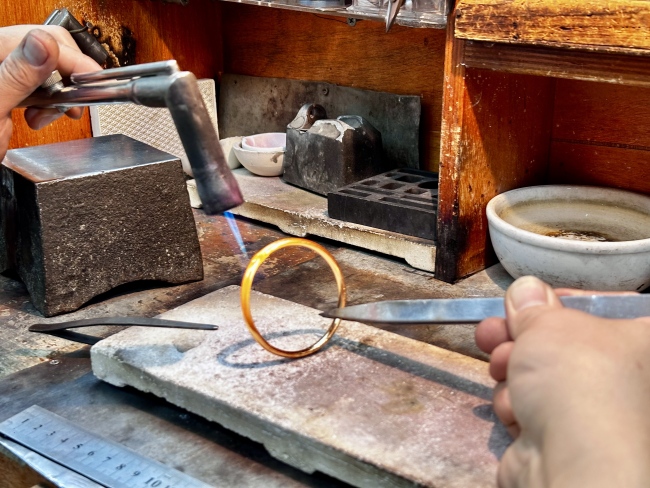 年轻人涌向广州打金一条街 春节打金热